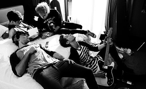 EleuteriaRamosG's tweet photo. They're tired.
#luke #lukegirls #lukehemmings #lukeroberthemmings #calum #calpal #drfluke #guitar #bassist #bass #… https://t.co/oGfvZhH0Zd
