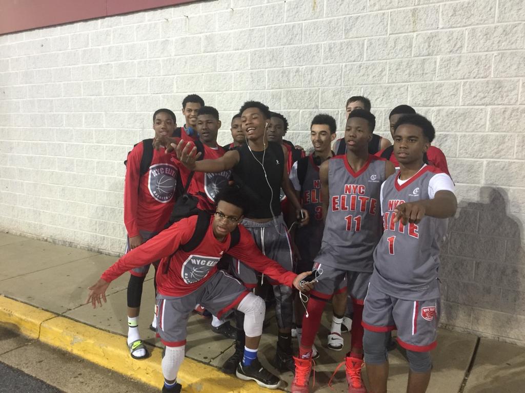 nycelitepros's tweet photo. When the team gets the weekend off- #comeon #springaau #nycelite #family https://t.co/lvjRI81z0y