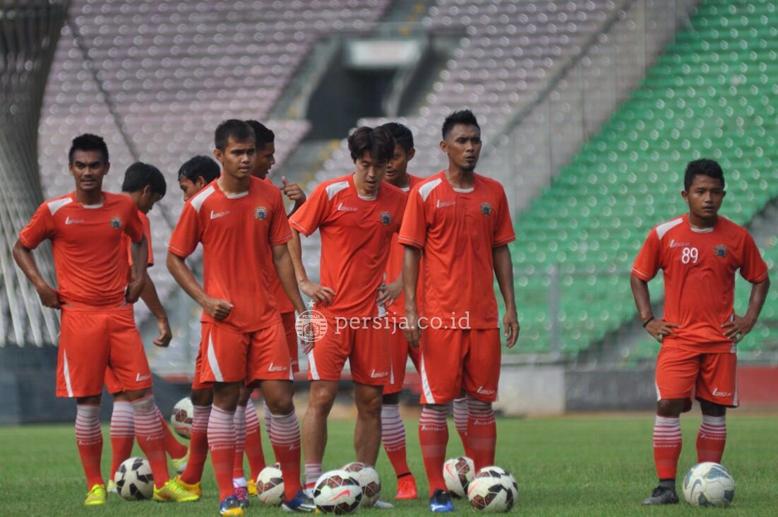 Persija_Jkt's tweet photo. H-1 jelang home perdana! Latihan tim di Stadion Gelora Bung Karno pagi ini 

#GuePersija 
#TSC2016ID https://t.co/ubbirJCUl9