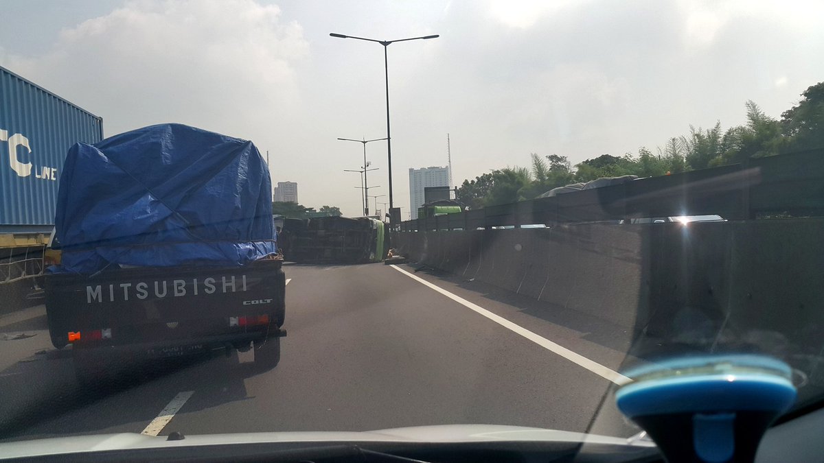 sweet_arie's tweet photo. @e100ss tol waru arah perak km 9.800 sblm exit satelit ada truk terguling https://t.co/50T8v54RfI