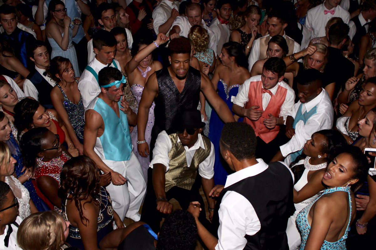 LCHSnews's tweet photo. Less than 24 hours. #LCProm2016 https://t.co/xVZPsGhyhr