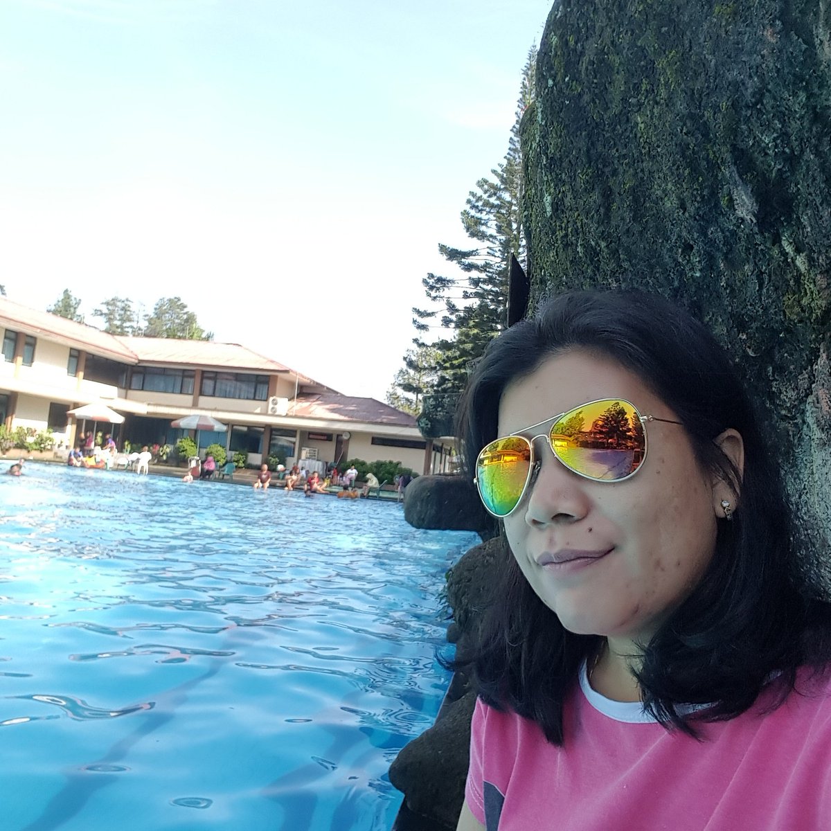 FloraYuditya's tweet photo. Sblom berenang kita selfian dl ach....🏊👙👓 https://t.co/19pBTFOVzi