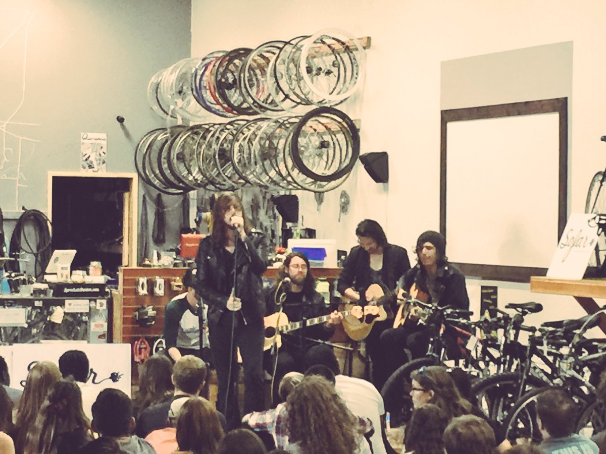 acmilan713's tweet photo. Jamming to the sweet tunes of @TUCBAND in #thelittled #sofardenton with @TuppsBrewery https://t.co/KGnPav8JbY