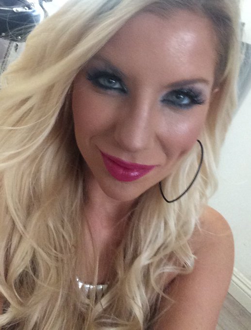 3 pic. Hello Lovers! What a week it's been ? https://t.co/0adyvVfq3J