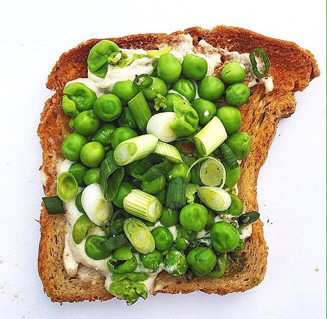 LeafCuisine's tweet image. #MashedPeas, #CashewCheese and #Scallions on #Toast. Thanks for the pic, @leefromamerica!💚🍴 #LeafCuisine #vegan