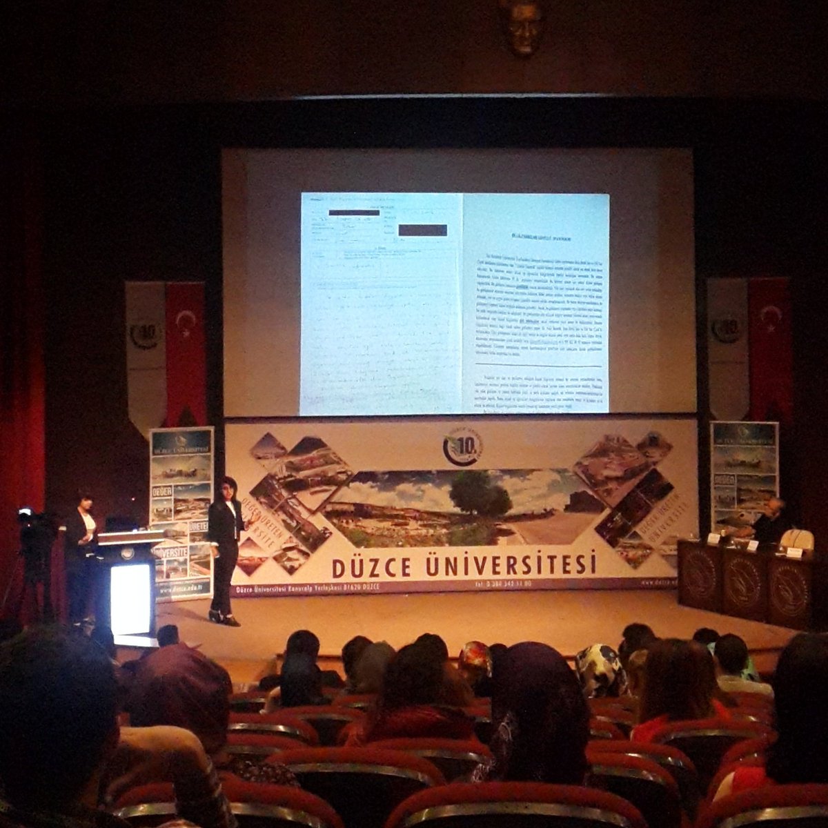 Elif Nur Çiçek ve Sena Betül Sarı arkadaşlarımız Uçlarda Yaşamak adlı sunumlarını yapıyor✌

#dutab2016