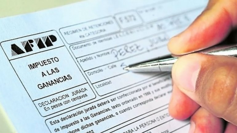 infobae's tweet photo. IMPORTANTE | La AFIP postergó el plazo para presentar Ganancias y Bienes Personales https://t.co/D6baaTsREd https://t.co/AH1LgIxuNn