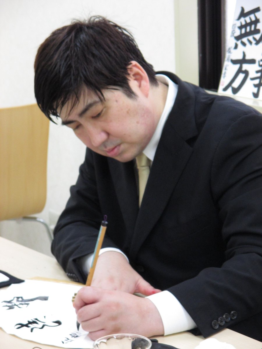 ねこまど将棋教室 鈴木大介八段によるサイン会の様子です 目の前で書いてもらったサインは 大切な一枚になりますね