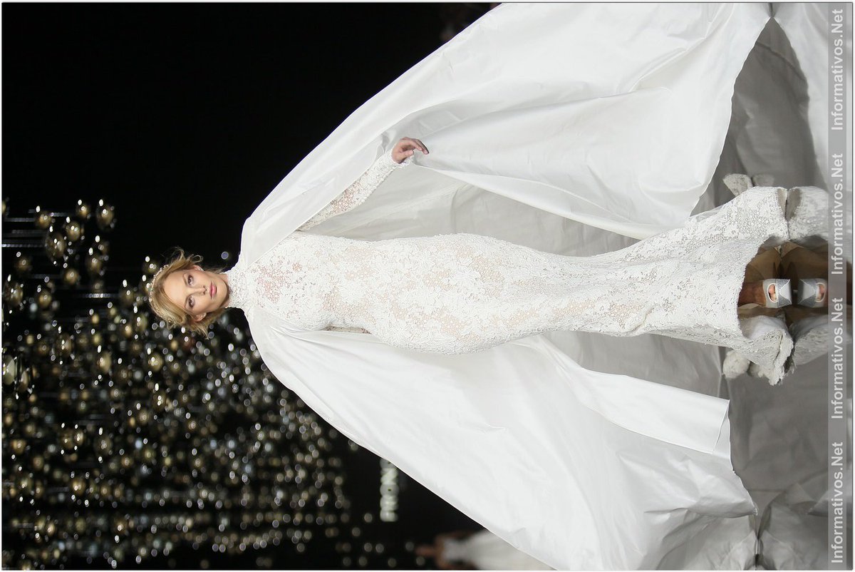 bodaestilo's tweet photo. Despropósito!! Vestido imposible con capa sábana totalmente arrugada. El sueño de toda novia, verdad @Pronovias_ES ? https://t.co/Lc1CrHvG6b