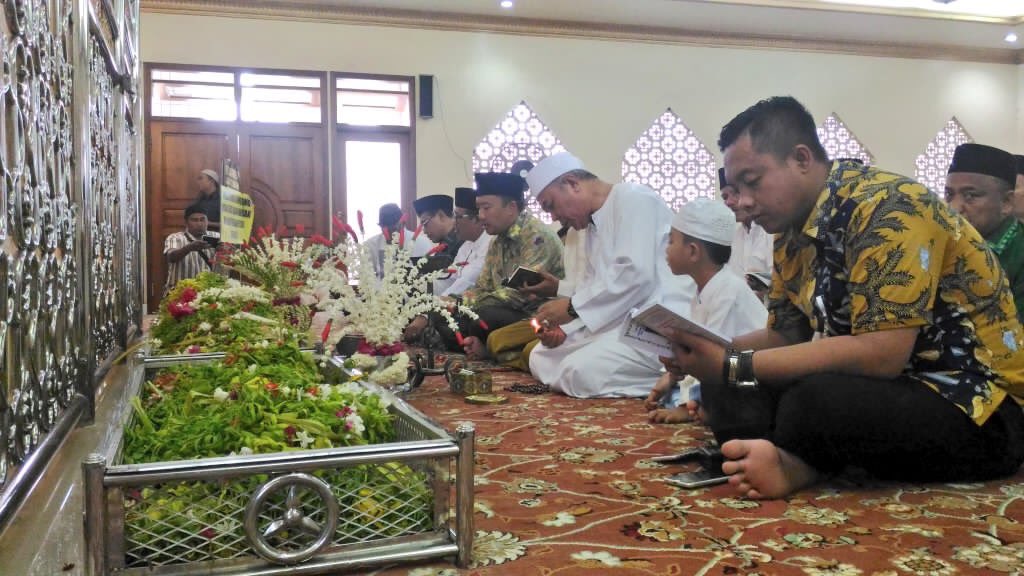 Napak tilas spiritual ke Pesarehan Guru Sekumpul KH. M. Zaini Abdul Ghani Al-Banjari, Kalsel. #NusantaraMengaji