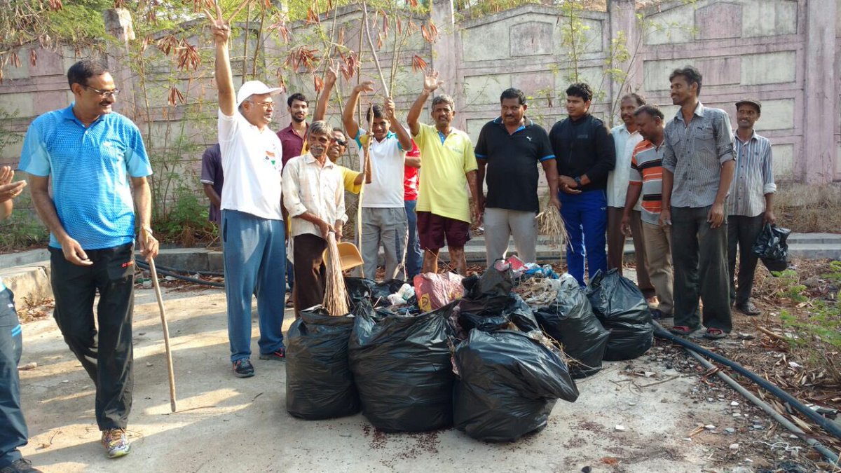 gmscrailway's tweet photo. Shramadaan to clean up 70 acre Rly Sports Complex at Sec'bad by SCRSA members and RSC users. Great efforts. https://t.co/v3dP1gNAje