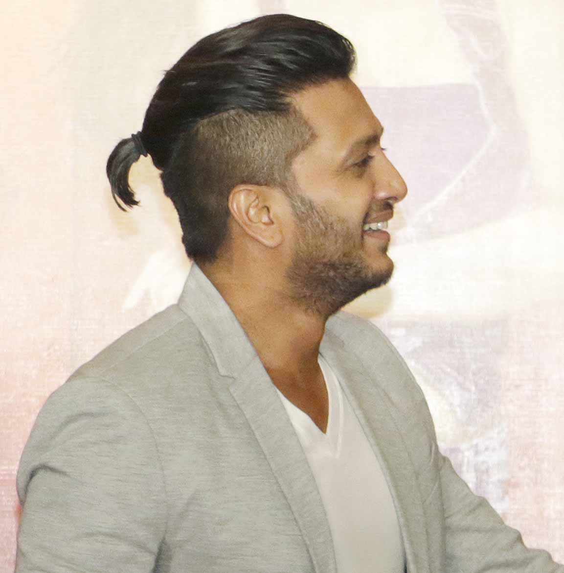 What makes Riteish Deshmukh LAUGH! - Rediff.com