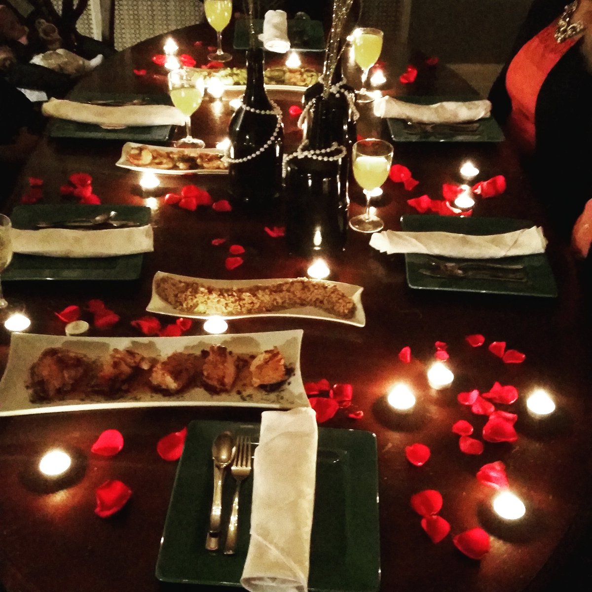 creativejay434's tweet photo. Great Couples Night. Hosted by a dear friend and catering done by a client of mine. #CelesteCpCatering #greatfood https://t.co/WU0omYbRSs