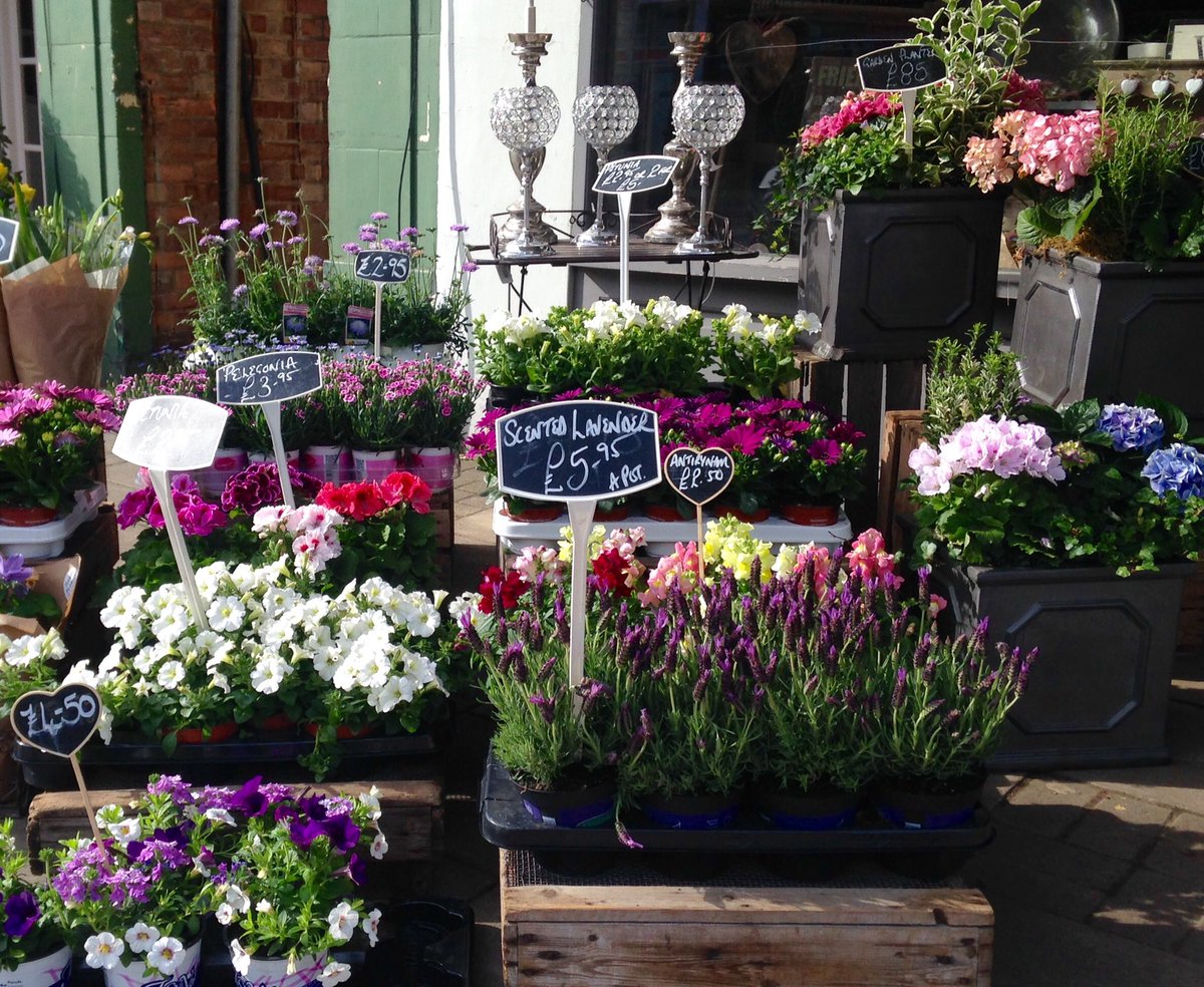 The scent of fresh flowers fill the high street near <a href="/BloxhamsFlorist/">Bloxhams Florists</a> #WeLoveChislehurst