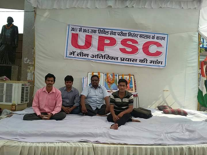 csejustice's tweet photo. @ravishndtv @BDUTT #UPSC stdts sit on #HungerStrike in MukherjeeNgr demanding addtl attmpts for yrs lost due to CSAT https://t.co/Te88IY3LMm