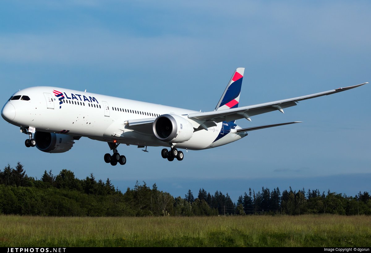 The first fully painted 787 for @LATAMAIR arriving at Paine Field. jetphotos.net/photo/8258677 by dgorun