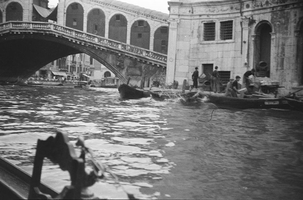 fotografiait's tweet photo. Fotografie italiane degli anni Trenta https://t.co/jv8hboT55Q #fotografia #photography @ilpost https://t.co/dtl6DIm00v