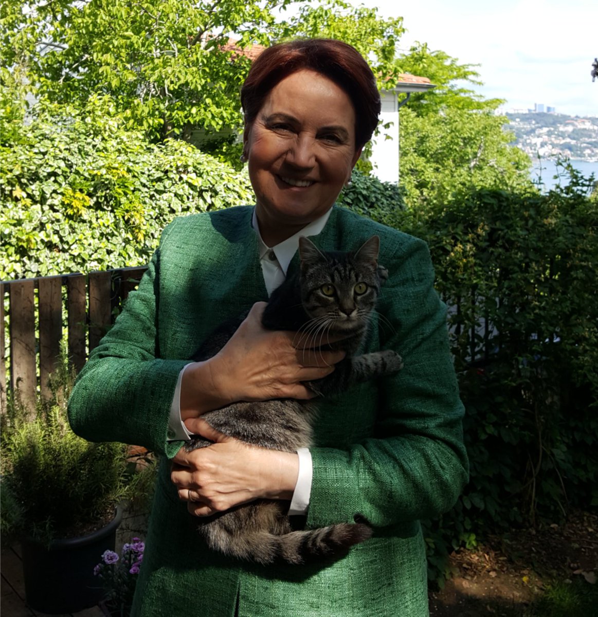 meral_aksener's tweet photo. İZMİR  Gündoğdu Meydanında bugün saat 17.00'deki programımız için evden çıktık. https://t.co/rB3iP0rZ3N