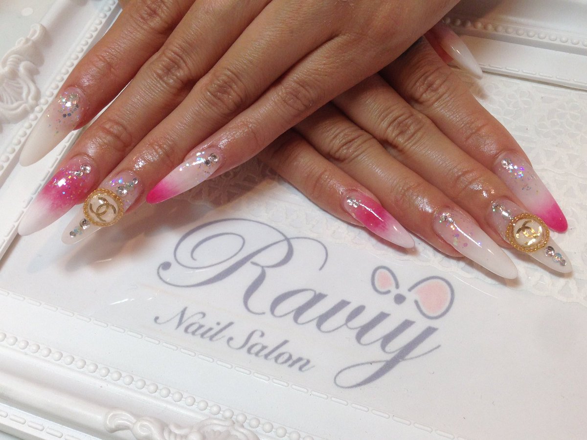 Raviy ラビィ בטוויטר スカルプで長さ出しをしてあります ホワイトと濃いピンクのグラデーションがかわいいネイルです ˊᵕˋ ロングのスカルプがとってもお似合いでした 担当 浅見