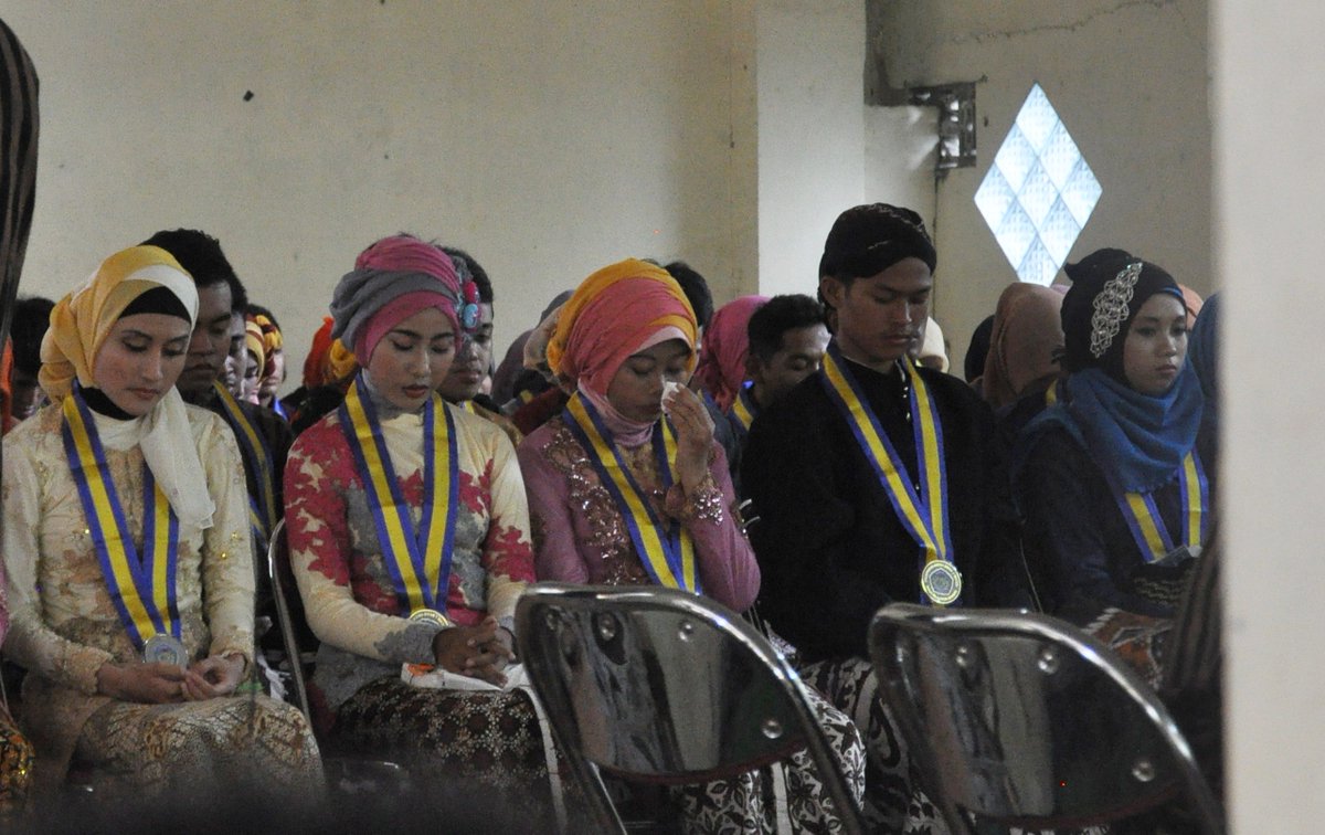 Suasana saat doa bersama acara penyerahan kembali siswa kelas XII SMAN 1 Wates tahun ajaran 2015/2016