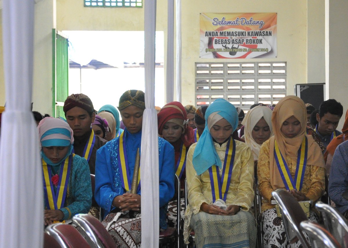 casello_SHS's tweet photo. Suasana saat doa bersama acara penyerahan kembali siswa kelas XII SMAN 1 Wates tahun ajaran 2015/2016 https://t.co/ANxQAvLGWt