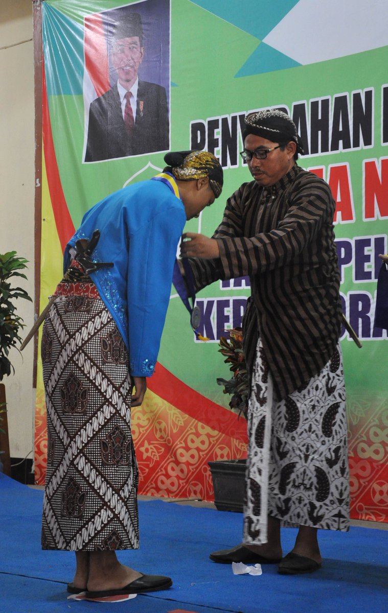 Salah satu pengkalungan pelepasan siswa dari kelas XII MIA 1