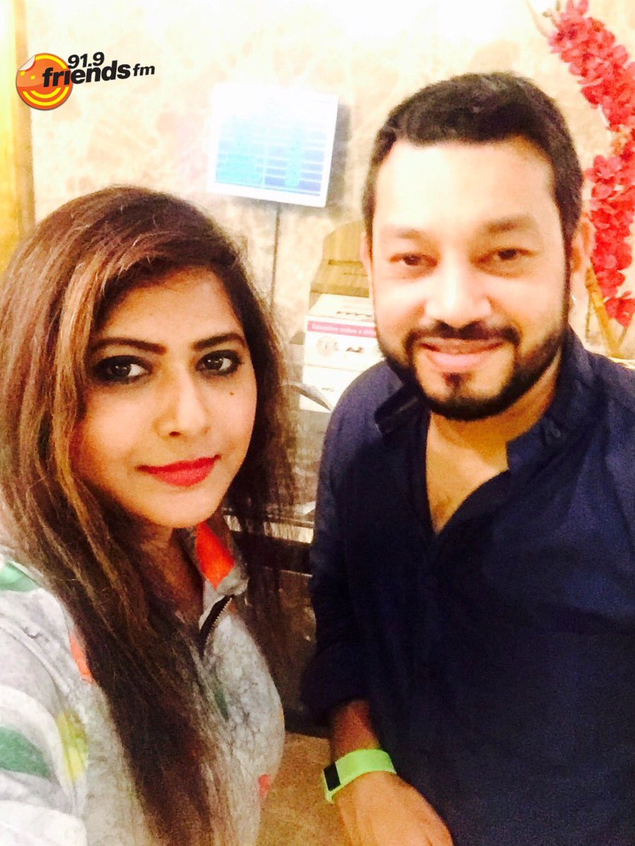 SimplySmritii's tweet photo. Thank you darling @whitespeaking for being there at the #PeerlessInn @919friendsfm's obliged😊 Thank u @satrajits 🙏 https://t.co/OOwwXCOHCR
