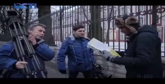 Bermodalkan peta,Kumar mencari tmpt yg ada dlm clue.naik turun mobil, tanya sana sini dia lakukan #PemburuMimpiFinal