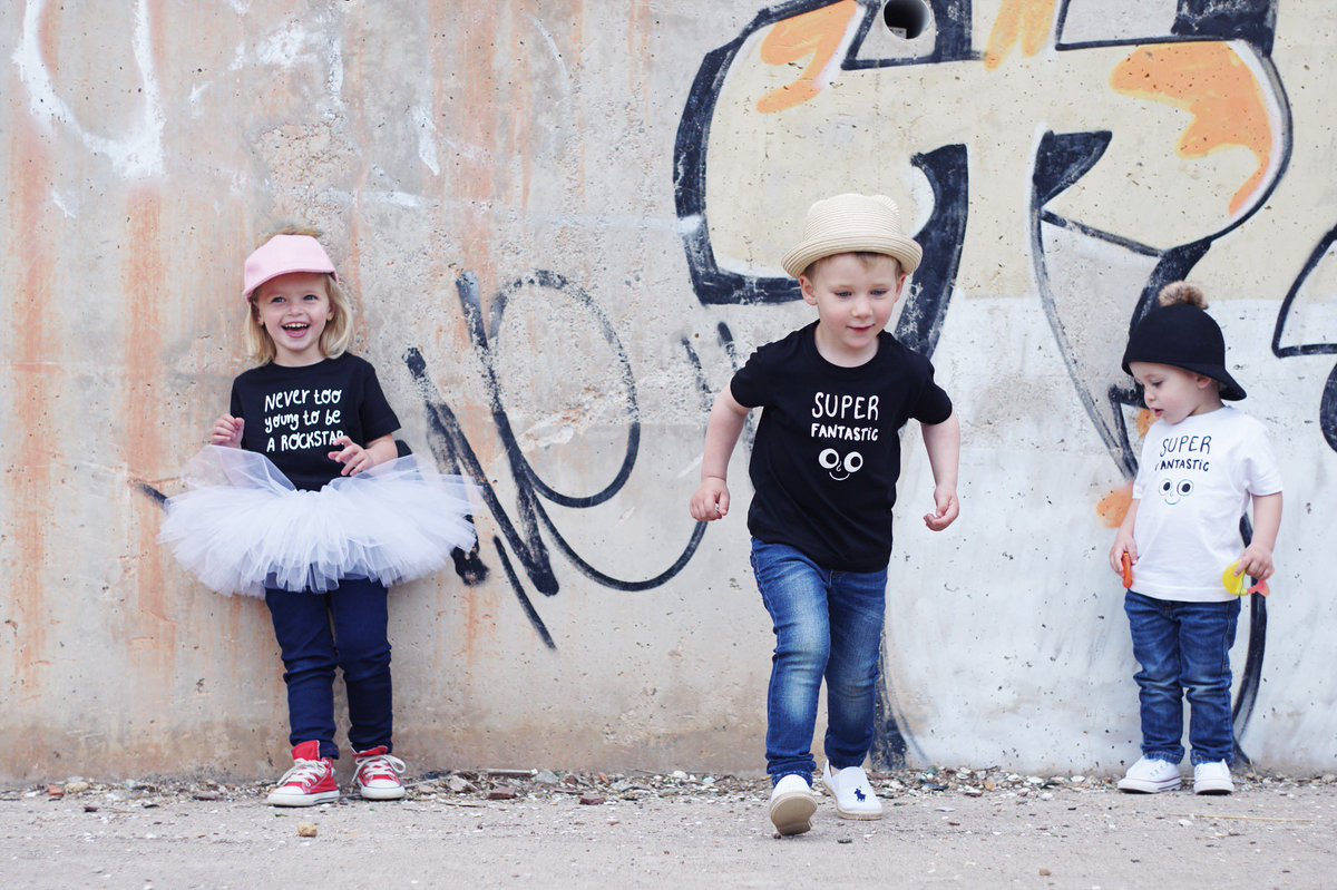shopvandals's tweet photo. Ayer tocó sesión de fotos con estas fieras. Y lo pasamos en grande! 💛
#hellovandals #bevandals #bebefiera #camisetas https://t.co/23oemdD90U