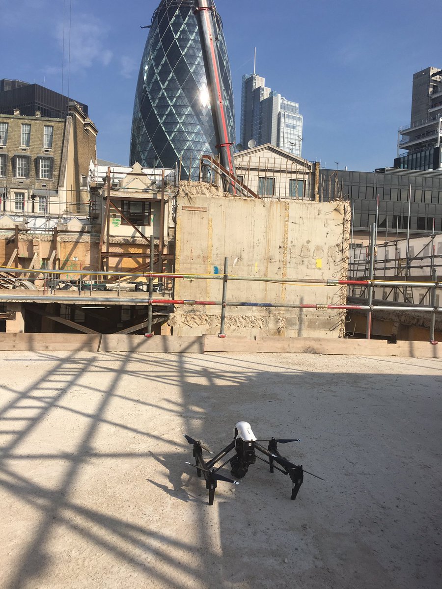 EKSSUK's tweet photo. If you need a #drone operator with the expertise and experience to work in #London give us a call https://t.co/Vdkb1wrwSe