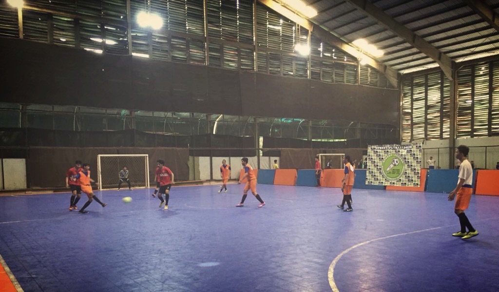 Grup A #streetfutsal, <a href="/StandupindoDPK/">StandUpIndoDepok</a> x @StandUpBTS dimenangin sama Depok 4-1.
