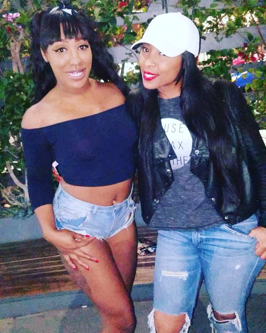 I met my fucking idol @RoxyReynolds https://t.co/074eSyxC4A