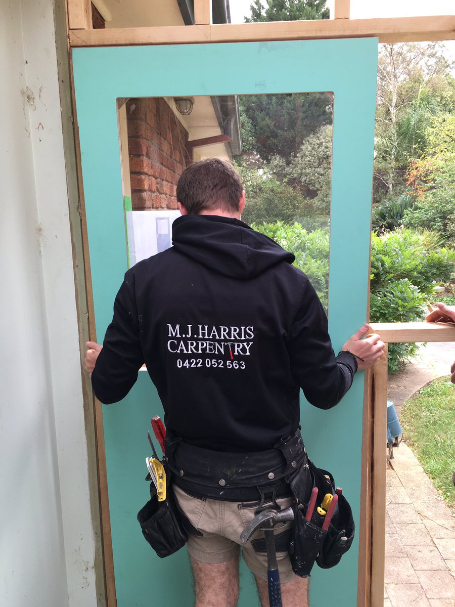 carpentrymjh's tweet image. Apprentice hanging a door | Warrandyte Renovation #mjharris #carpentry #apprentice #learn #trade #carpenters #build