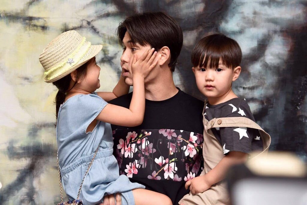 salaseen's tweet photo. ชอบเวลาอัปป้าอุ้มสองคนพร้อมกันอะเหมือนอุ้มลูกลิงเลย55555555555555555ละนี่ถ้าต้องอุ้มแทราอีกนี่คงต้องให้ขี่คอ😂 #แทโอ https://t.co/WhMxyhDJzk