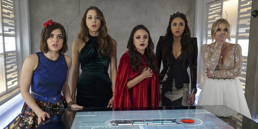 seventeen's tweet photo. Why is this villain coming back to "Pretty Little Liars"? https://t.co/AEtHmWGCx6 @PLLTVSeries https://t.co/9gQkpyQh6j