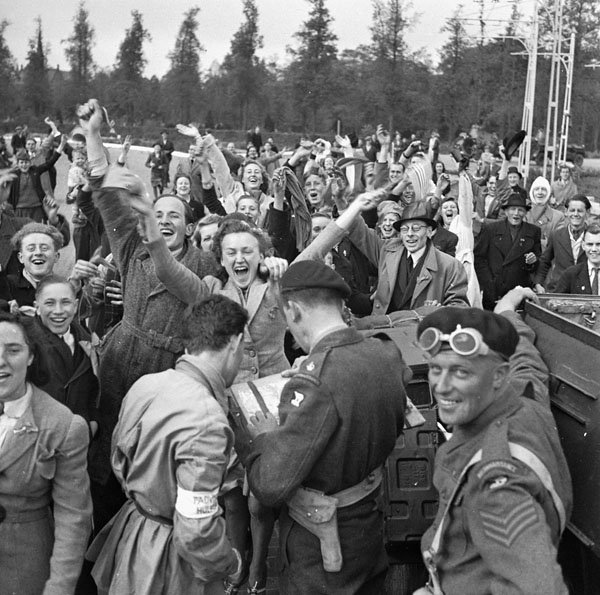 Armeecanadienne's tweet photo. #EnCeJour 7 mai 1945, forces militaires allemandes se rendent aux forces alliées en Europe. Photo: @BiblioArchives https://t.co/n6fWGjcy3m