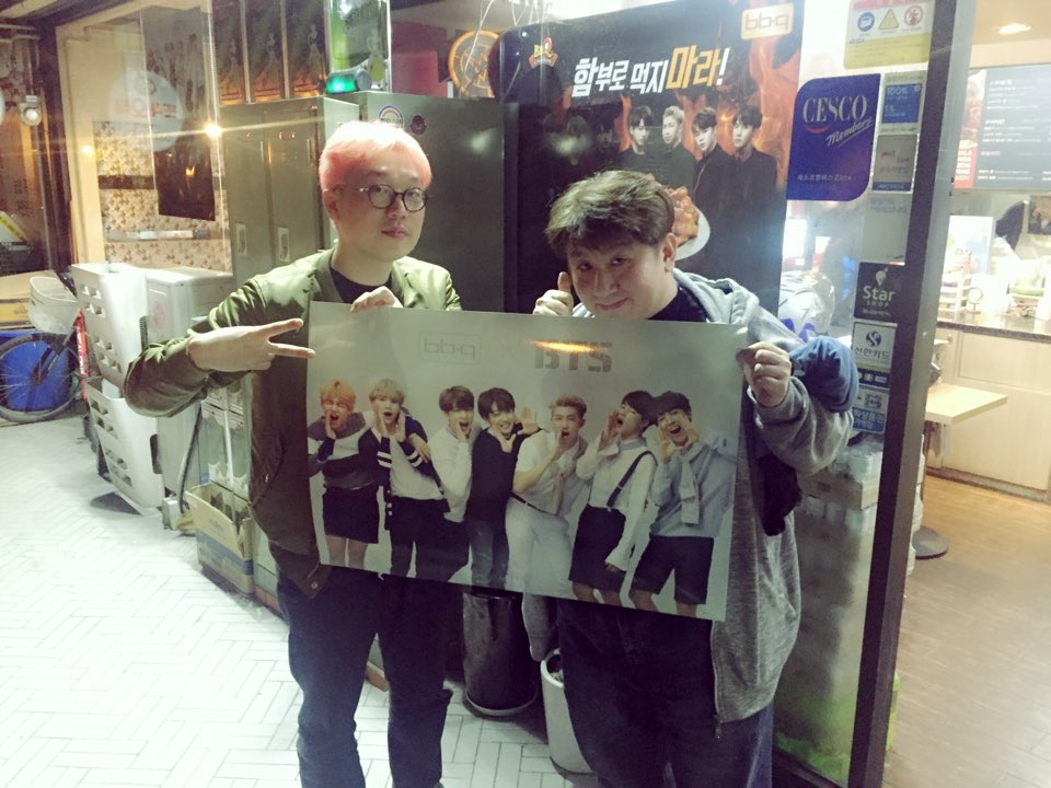 Фанатки бтс. Бтс с поклонниками. Фанаты бтс арми. Bts с фанаткой. Фанаты бтс 2013.