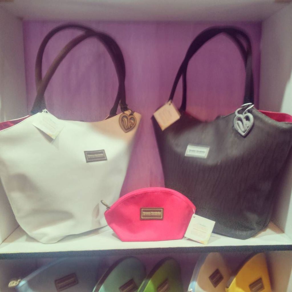 vhhandbags's tweet photo. Hasta hoy estaremos en #Ferimadres del CCCT, aprovecha el último día de bazar y compra una… https://t.co/lrI7wtgCDw https://t.co/eoYvtqng2O