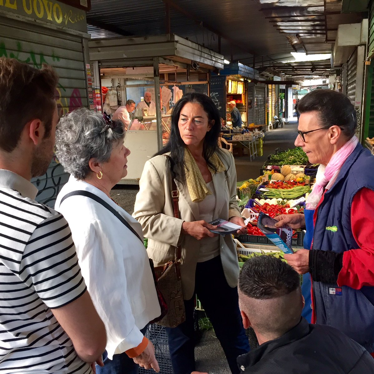 pdgarbatella's tweet photo. Stamattina al mercato di Santa Galla per @bobogiac Sindaco e @COM_MAROCCHI Presidente @PD_ROMA https://t.co/9LWyhMtqcP