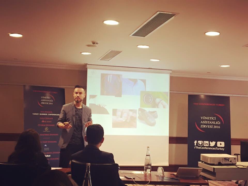 'Başarılı Giyim Kodları' sunumu ile Moda Tasarımcısı <a href="/NiyaziErdogan/">Niyazi Erdoğan</a> Yönetici Asistanlığı Zirvesi'nde Sahnede...