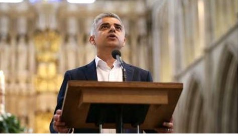 BBCIndonesia's tweet photo. Sadiq Khan, anak supir bus asal Pakistan yang menjadi wali kota Muslim pertama London. https://t.co/2pd3pWh9a7 https://t.co/PJtPh7wr6n