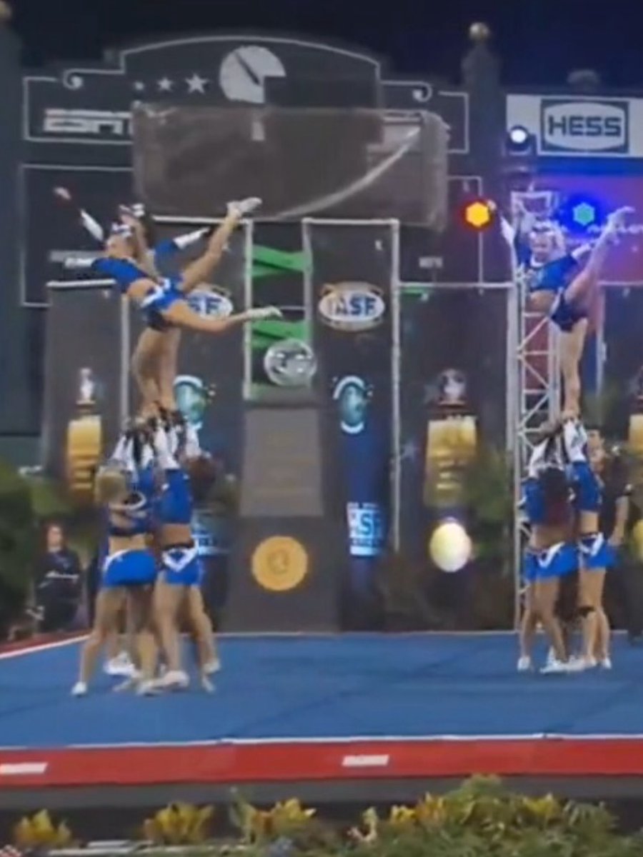 CheerClipz's tweet photo. Both in 2011&amp;2016 when f5 has won, a flyer has dropped a body position https://t.co/0E2DnN0UzX