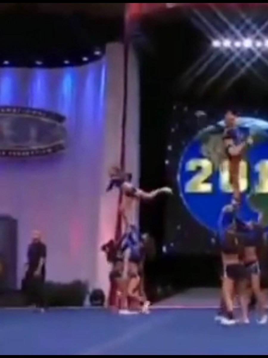 CheerClipz's tweet photo. Both in 2011&amp;2016 when f5 has won, a flyer has dropped a body position https://t.co/0E2DnN0UzX