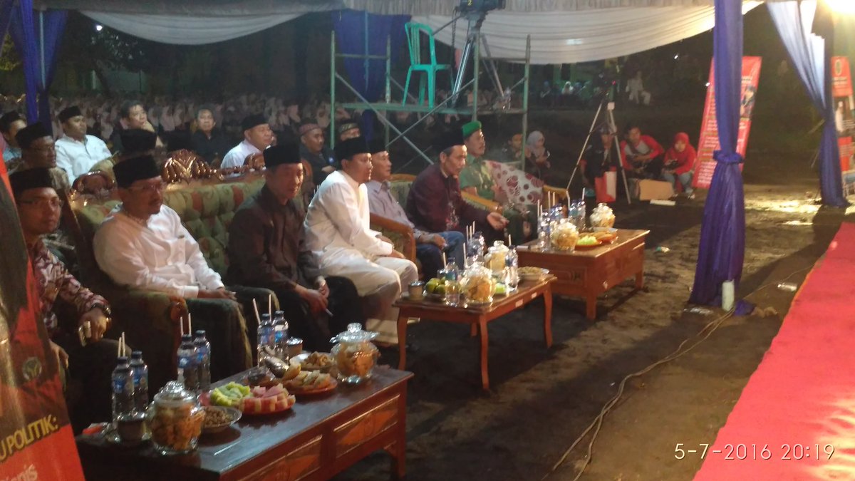 Ngallah85's tweet photo. KH. Sholeh Bahruddin bersama Bupati Pasuruan @YudhartaNesia #BudayaNusantara https://t.co/bcydb0vocW