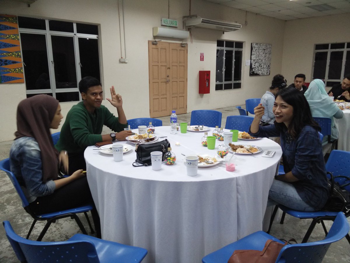 IPRMSA's tweet photo. Now happening, indie glam dinner ✨. Look at that happy face. Enjoy yourself people! #prwecare #prwecare2x0 https://t.co/Db8oaH0Qbt