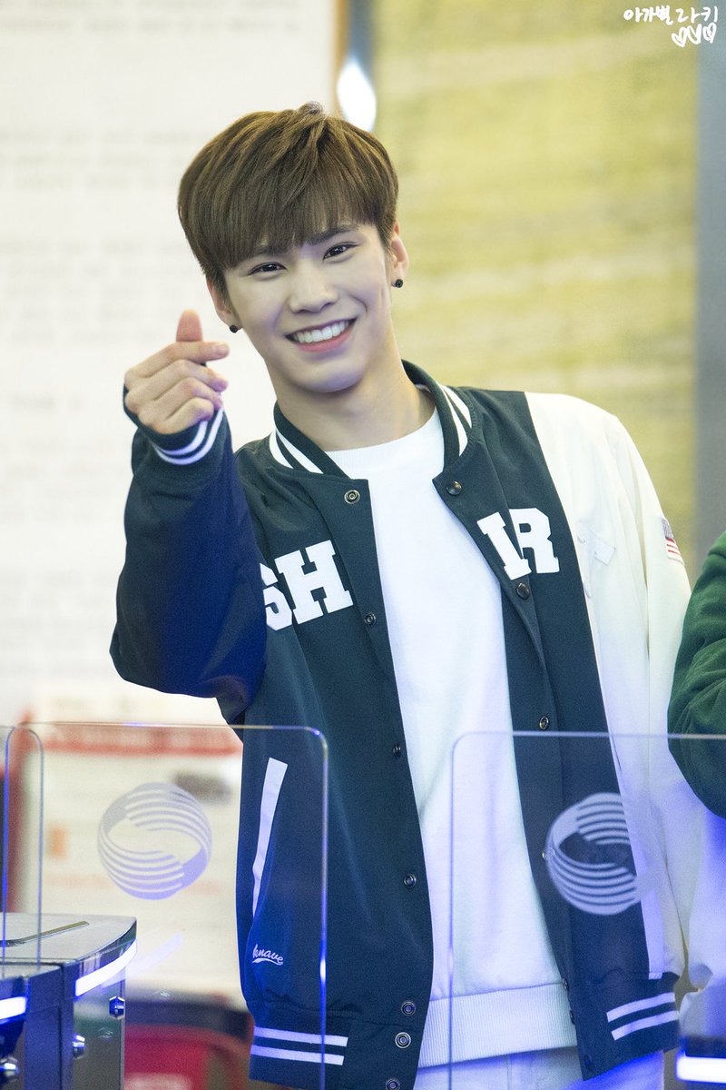 ROCKY_0225's tweet photo. [160325 슈키라] #ASTRO #아스트로 #ROCKY #라키 #민혁 #숨바꼭질 @offclASTRO 너와 함께여서 행복했던 시간들~❤❤❤ https://t.co/BkEhHmo890