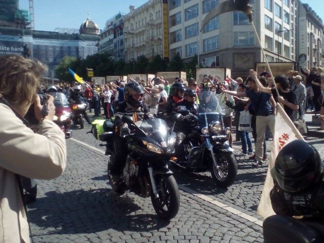 Валіза – вокзал – Росія! – Прага зустріла путінських “Нічних вовків” (ФОТО, ВІДЕО) Фото 1