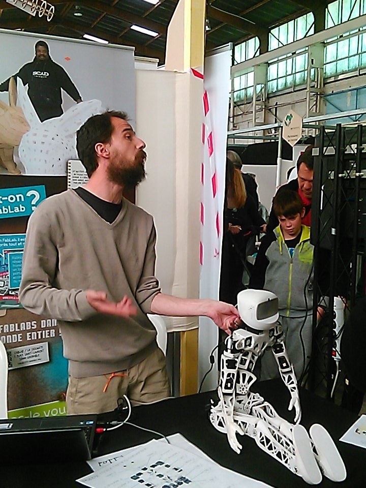 ph_innovation's tweet photo. #fablabfest on a dit bonjour à poppy et son papa ce matin ! https://t.co/HedBZWVBpQ