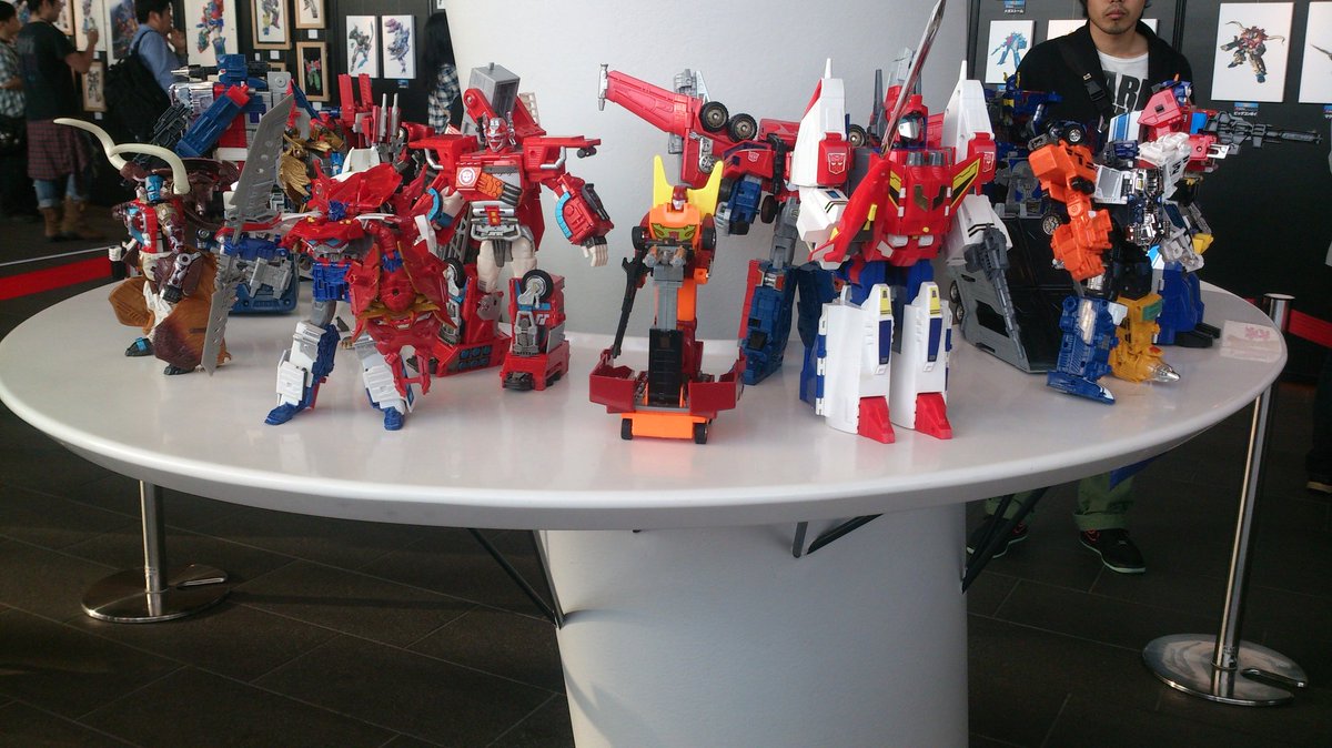 ドンミナ 浮上まちまち A Twitter わ い歴代司令官集合だ わ い わ ドスコンボイが明らかにでかい トランスフォーマーフェス Tfフェス