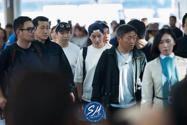 hallyurangers's tweet photo. [NEWS] Song Joong Ki Disambut Histeris Ki Aile Bangkok cc:@SongJoongKi_ID #hallyurangers
https://t.co/wlxsd89uTn https://t.co/vEpyET0CGw